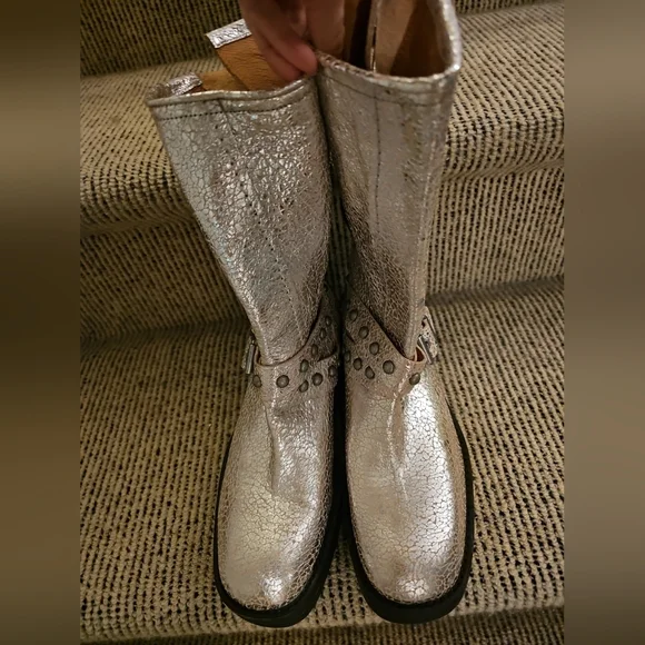 Free People We The Free Janey Engineer Boot Silver Metallic Crackle 6.5 NEW